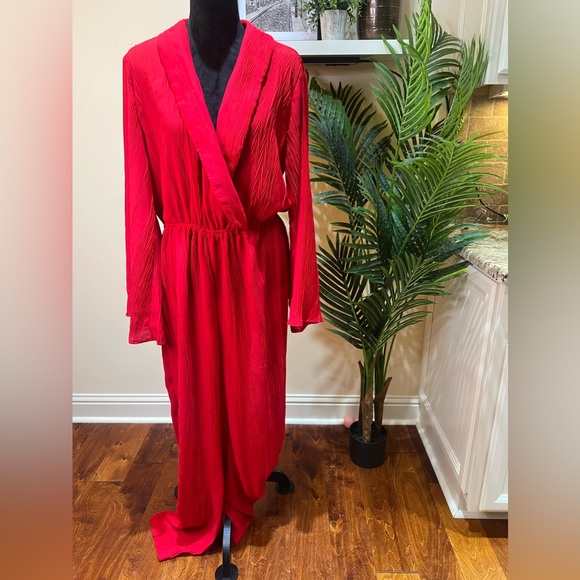 PrettyLittleThing Plus Red Deep-V Textured Wide Leg Jumpsuit 14 - Picture 5 of 15